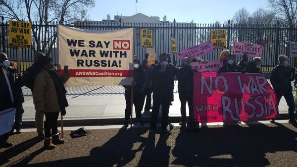 Anti-war groups Code Pink, ANSWER Coalition and Black Alliance for Peace demonstrate outside the White House on January 27, 2022 against a US war with Russia. - Sputnik International