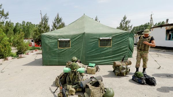 A Kyrgyz border guard smokes outside a temporary camp near a frontier border post in the village of Maksat in Batken province, Kyrgyzstan May 4, 2021. - Sputnik International