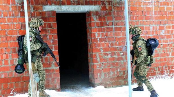 Ukrainian service member carry next generation light anti-tank weapons (NLAW), supplied by Britain amid tensions between Russia and the West over Ukraine, during drills in the Lviv region, Ukraine, in this handout picture released January 27, 2022. - Sputnik International