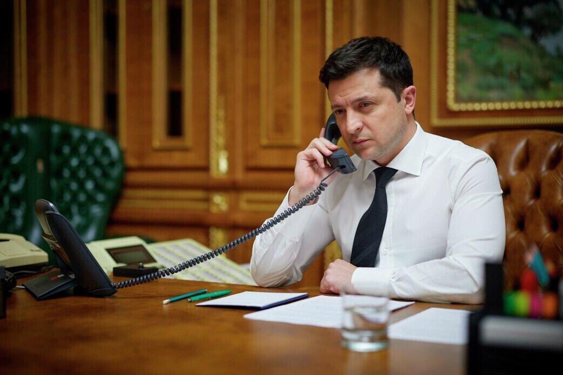 Ukrainian President Volodymyr Zelensky speaks with US President Joe Biden over the telephone in his office in Kiev, Ukraine, Thursday, 9 December 2021. - Sputnik International, 1920, 29.01.2022
