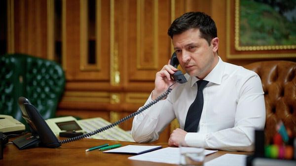 Ukrainian President Volodymyr Zelensky speaks with US President Joe Biden over the telephone in his office in Kiev, Ukraine, Thursday, 9 December 2021. - Sputnik International