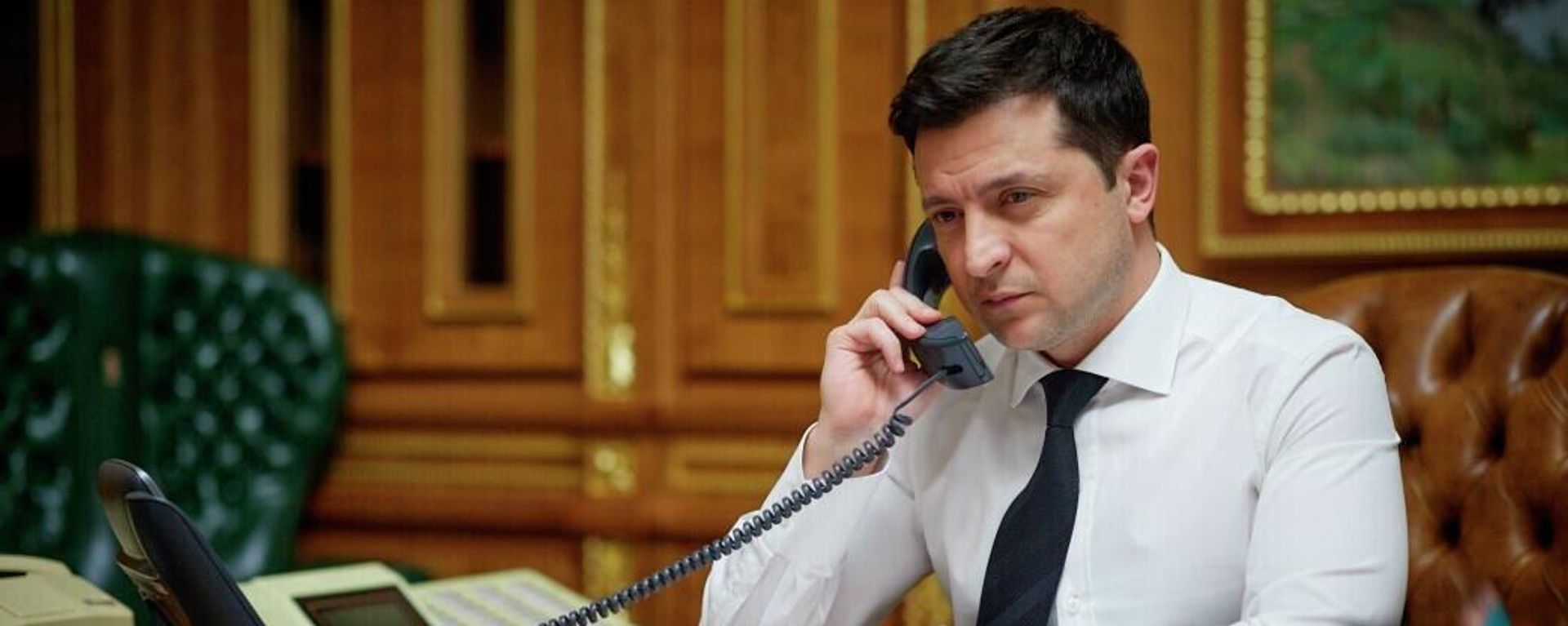 Ukrainian President Volodymyr Zelensky speaks with US President Joe Biden over the telephone in his office in Kiev, Ukraine, Thursday, 9 December 2021. Ukrainian President Volodymyr Zelensky speaks with US President Joe Biden over the telephone in his office in Kiev, Ukraine, Thursday, 9 December 2021. - Sputnik International, 1920, 28.01.2022