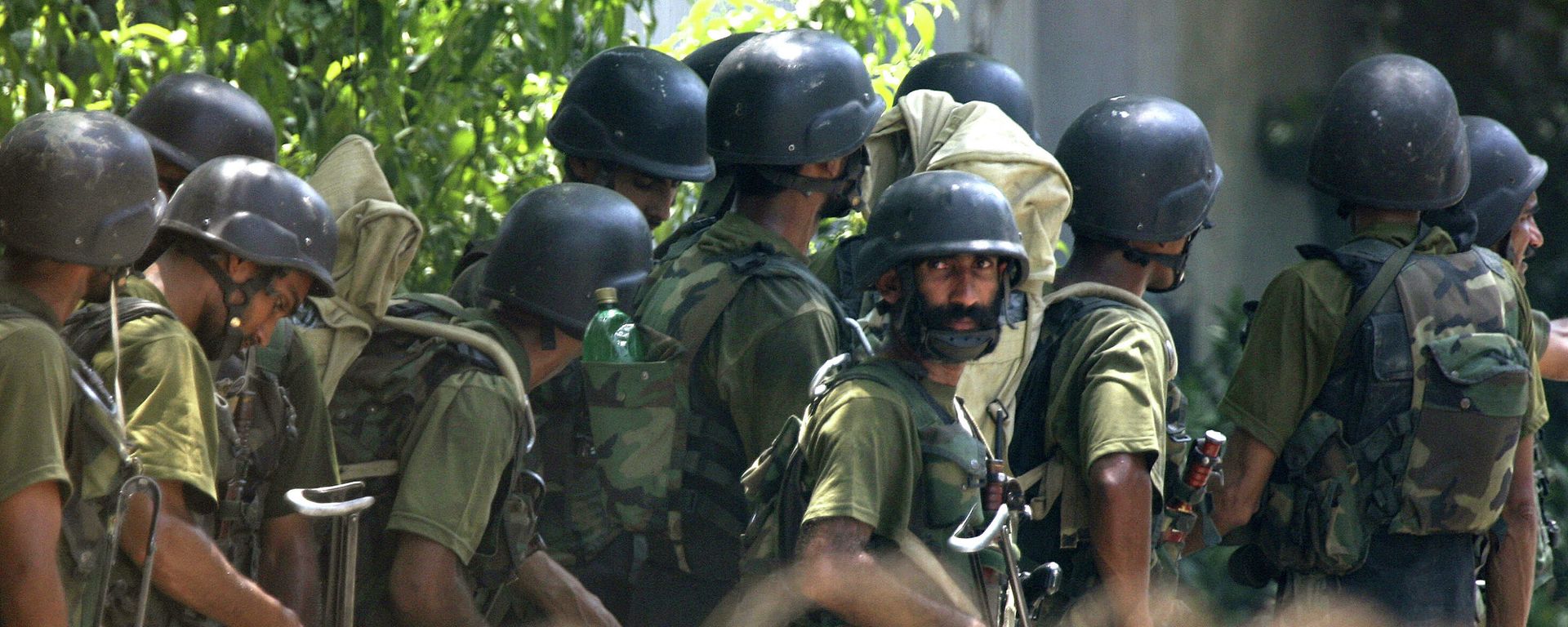 Pakistani troops are deployed towards the Lal Masjid, or Red Mosque, in Islamabad, Pakistan on Tuesday, July 10, 2007 Pakistani troops are deployed towards the Lal Masjid, or Red Mosque, in Islamabad, Pakistan on Tuesday, July 10, 2007 - Sputnik International, 1920, 28.01.2022