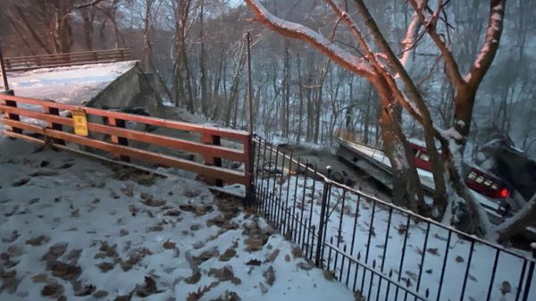 A bus sits on a collapsed bridge in Pittsburgh, Pennsylvania, U.S. January 28, 2022, in this image obtained from social media.  - Sputnik International