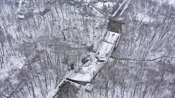 Damaged vehicles are seen at the site of a collapsed bridge in Pittsburgh, Pennsylvania, U.S., January 28, 2022 - Sputnik International