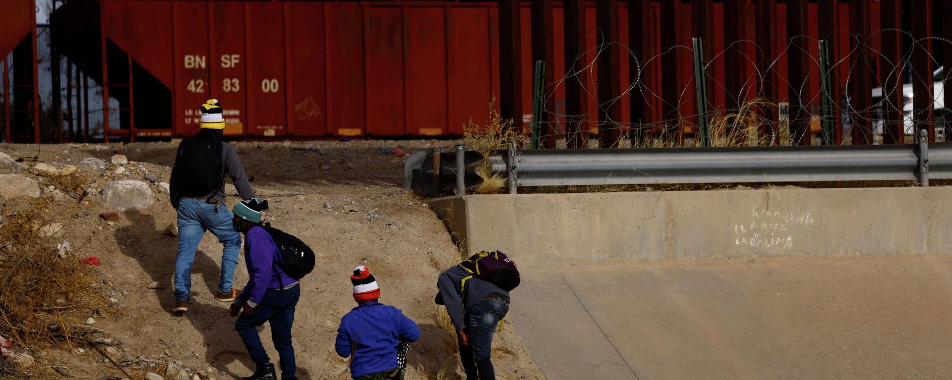 Asylum-seeking migrants from Haiti walk near the border wall after crossing the Rio Bravo river to turn themselves in to U.S. Border Patrol agents to request asylum in El Paso, Texas, U.S., as seen from Ciudad Juarez, Mexico January 03, 2022. Asylum-seeking migrants from Haiti walk near the border wall after crossing the Rio Bravo river to turn themselves in to U.S. Border Patrol agents to request asylum in El Paso, Texas, U.S., as seen from Ciudad Juarez, Mexico January 03, 2022. - Sputnik International, 1920, 30.01.2022