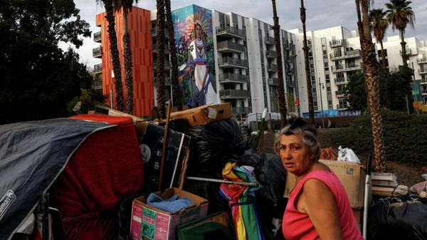 Alard Gavorkian, who said she had been homeless on the streets for twenty years, tends to her shelter on the sidewalk near an Apartment complex in downtown Los Angeles, California, U.S., January 29, 2022 - Sputnik International
