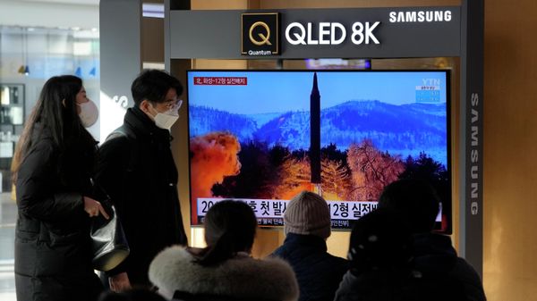 People watch a TV showing an image of North Korea's missile launch during a news program at the Seoul Railway Station in Seoul, South Korea, Monday, Jan. 31, 2022 - Sputnik International