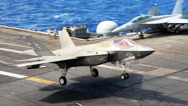 (Jan. 28, 2022) An F-35C Lightning II, assigned to the “Argonauts” of Strike Fighter Squadron (VFA) 147, recovers on the flight deck of Nimitz-class aircraft carrier USS Carl Vinson (CVN 70), Jan. 28, 2022. - Sputnik International