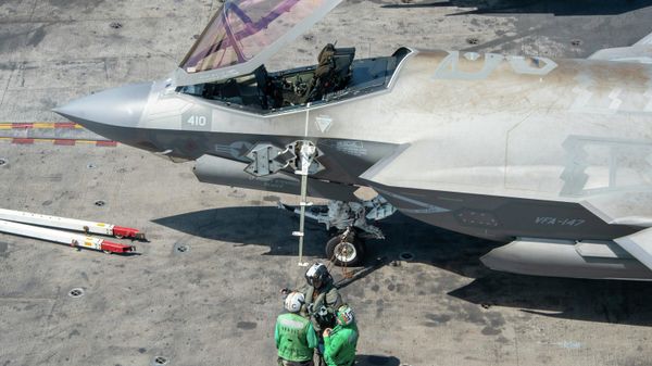 An F-35C Joint Strike Fighter on the USS Carl Vinson on January 10, 2022, showing rust-colored discoloration on its upper fuselage. - Sputnik International