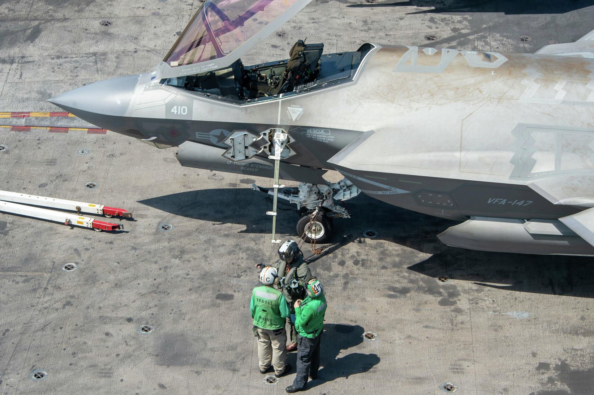 An F-35C Joint Strike Fighter on the USS Carl Vinson on January 10, 2022, showing rust-colored discoloration on its upper fuselage. - Sputnik International, 1920, 01.02.2022