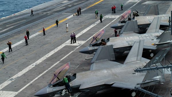 Three F-35C Joint Strike Fighters on the USS Carl Vinson in the South China Sea on January 14, 2022. - Sputnik International