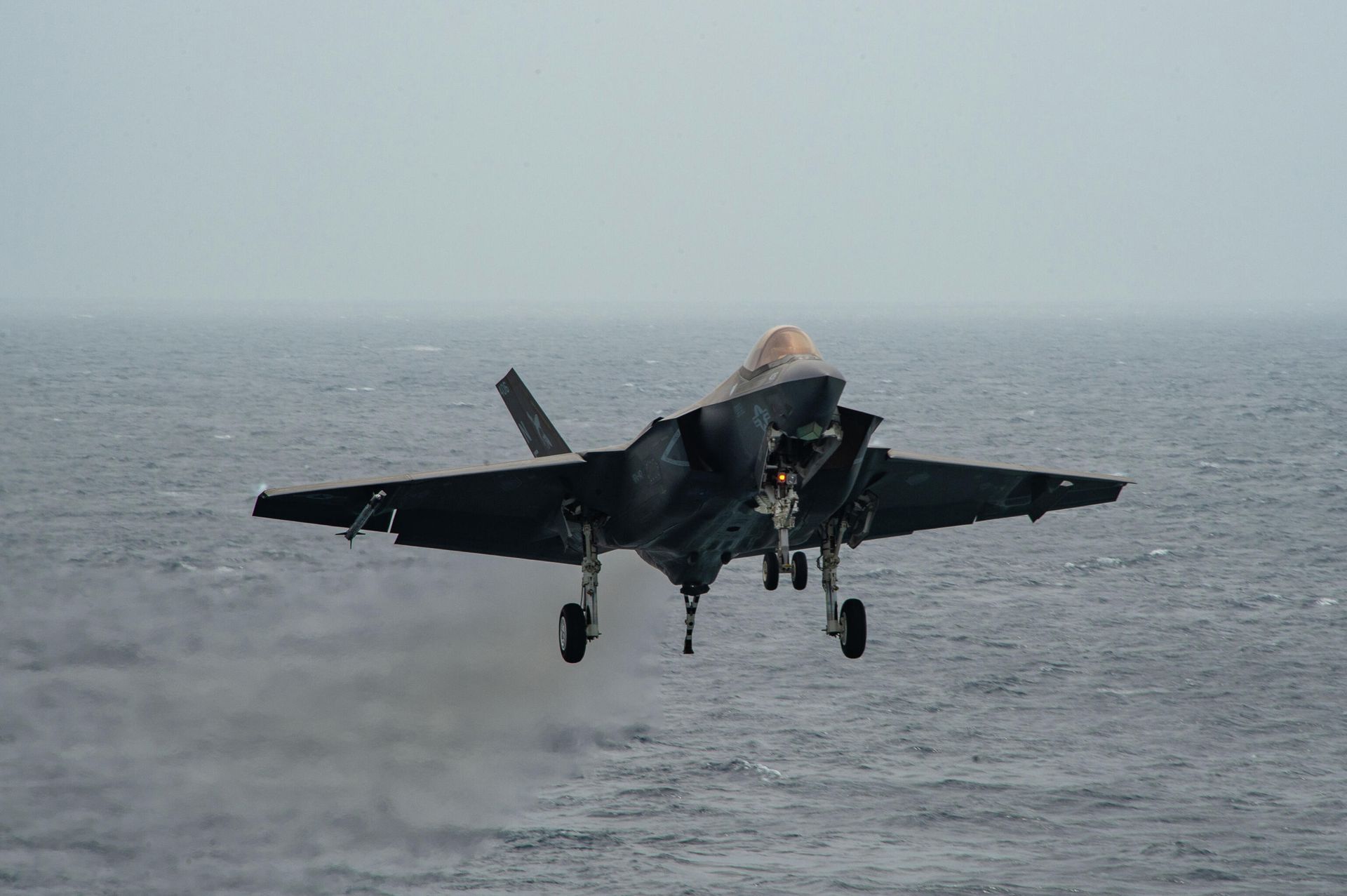 (Jan. 13, 2022) An F-35C Lightning II, assigned to the “Argonauts” of Strike Fighter Squadron (VFA 147), prepares to recover on the flight deck of Nimitz-class aircraft carrier USS Carl Vinson (CVN 70), Jan. 13, 2022. - Sputnik International, 1920, 24.07.2023