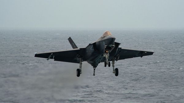 (Jan. 13, 2022) An F-35C Lightning II, assigned to the “Argonauts” of Strike Fighter Squadron (VFA 147), prepares to recover on the flight deck of Nimitz-class aircraft carrier USS Carl Vinson (CVN 70), Jan. 13, 2022. - Sputnik International