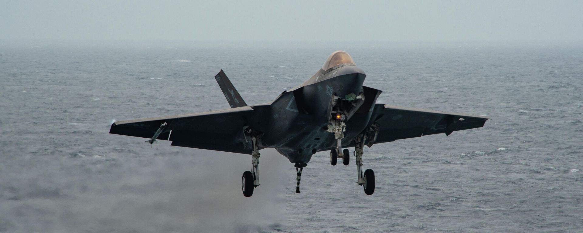 (Jan. 13, 2022) An F-35C Lightning II, assigned to the “Argonauts” of Strike Fighter Squadron (VFA 147), prepares to recover on the flight deck of Nimitz-class aircraft carrier USS Carl Vinson (CVN 70), Jan. 13, 2022. (Jan. 13, 2022) An F-35C Lightning II, assigned to the “Argonauts” of Strike Fighter Squadron (VFA 147), prepares to recover on the flight deck of Nimitz-class aircraft carrier USS Carl Vinson (CVN 70), Jan. 13, 2022. - Sputnik International, 1920, 06.09.2023