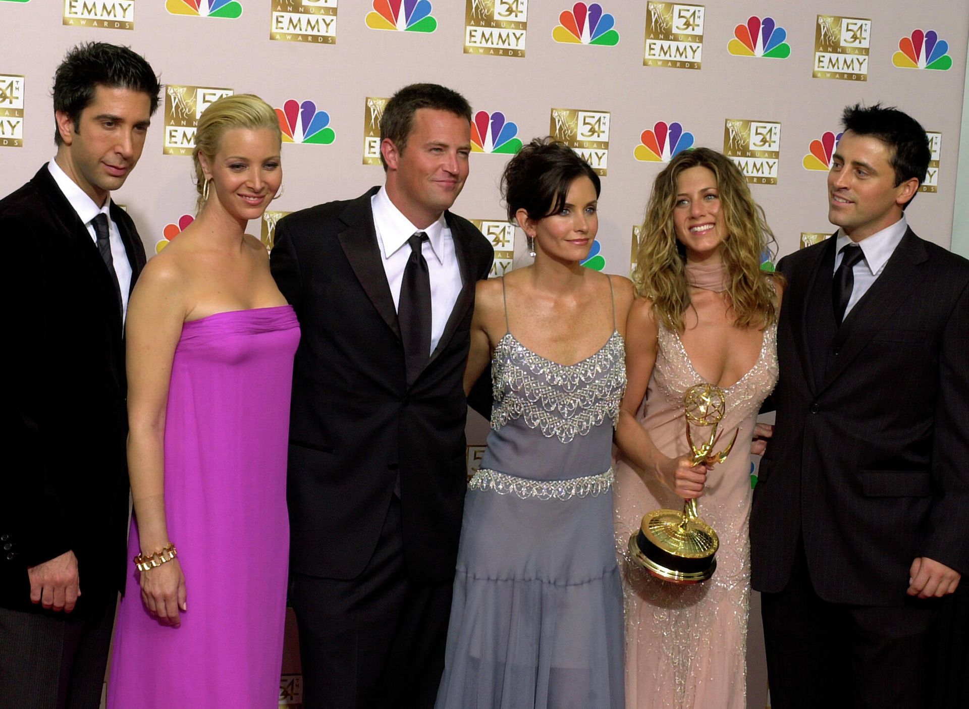 FILE - In this Sunday, Sept. 22, 2002 file photo, the stars of Friends, from left, David Schwimmer, Lisa Kudrow, Matthew Perry, Courteney Cox Arquette, Jennifer Aniston and Matt LeBlanc pose after the show won outstanding comedy series at the 54th Annual Primetime Emmy Awards, at the Shrine Auditorium in Los Angeles. Almost 15 years after it was canceled, Friends is still there for British viewers FILE - In this Sunday, Sept. 22, 2002 file photo, the stars of Friends, from left, David Schwimmer, Lisa Kudrow, Matthew Perry, Courteney Cox Arquette, Jennifer Aniston and Matt LeBlanc pose after the show won outstanding comedy series at the 54th Annual Primetime Emmy Awards, at the Shrine Auditorium in Los Angeles. Almost 15 years after it was canceled, Friends is still there for British viewers - Sputnik International, 1920, 29.10.2023