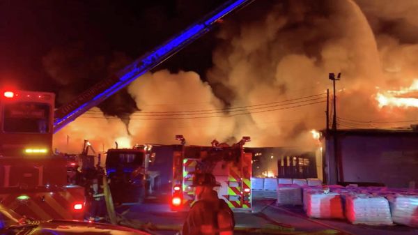Firefighters battle a fire of burning Weaver Fertilizer Plant on Cherry Street in Winston-Salem, North Carolina, U.S., January 31, 2022, in this screen grab taken from a video recorded on January 31, 2022.  - Sputnik International