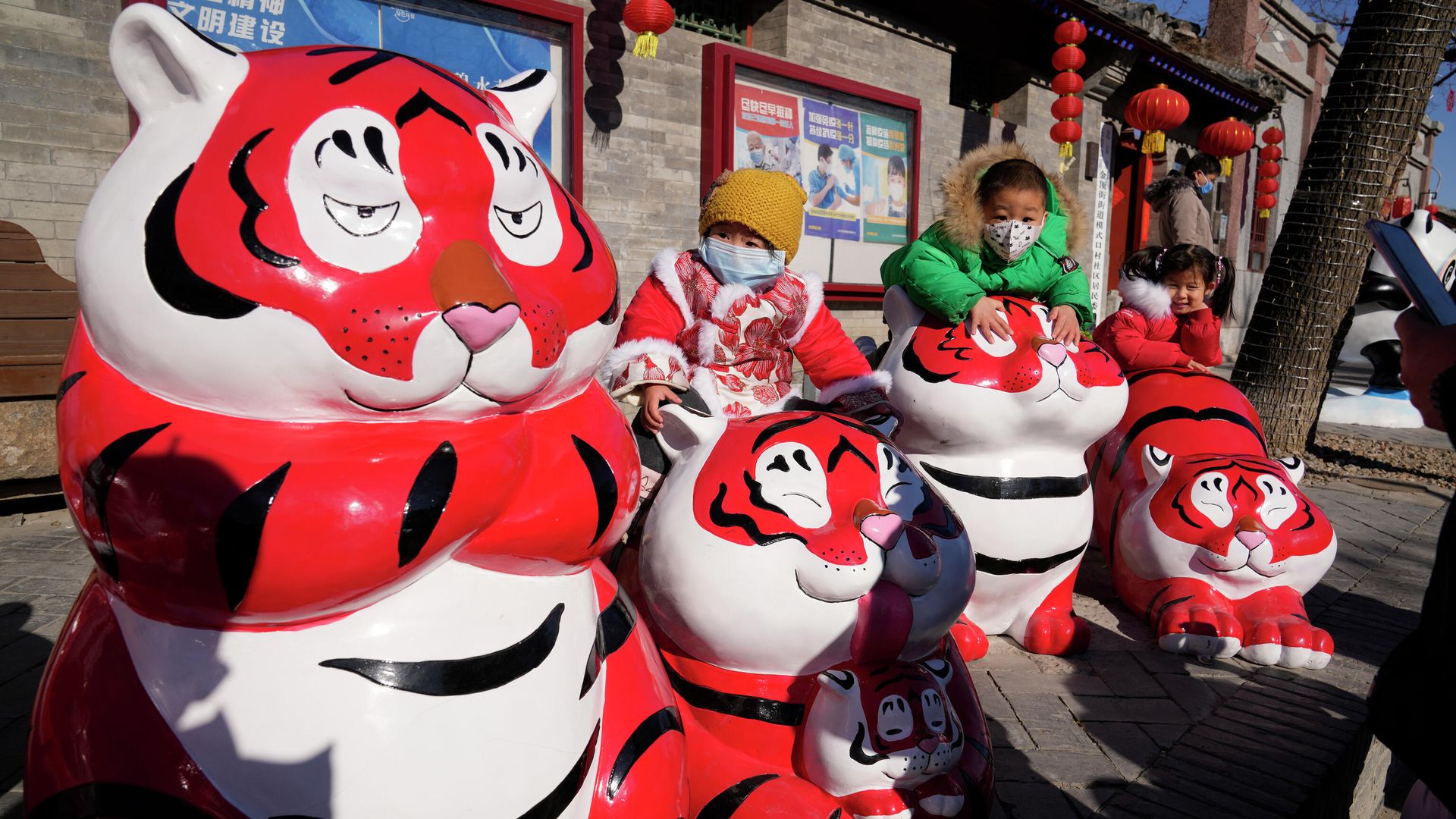 Children wearing masks pose for photos near Tiger sculptures on the first day of the Chinese Lunar Year of the Tiger in Beijing, China,  - Sputnik International, 1920, 02.02.2022
