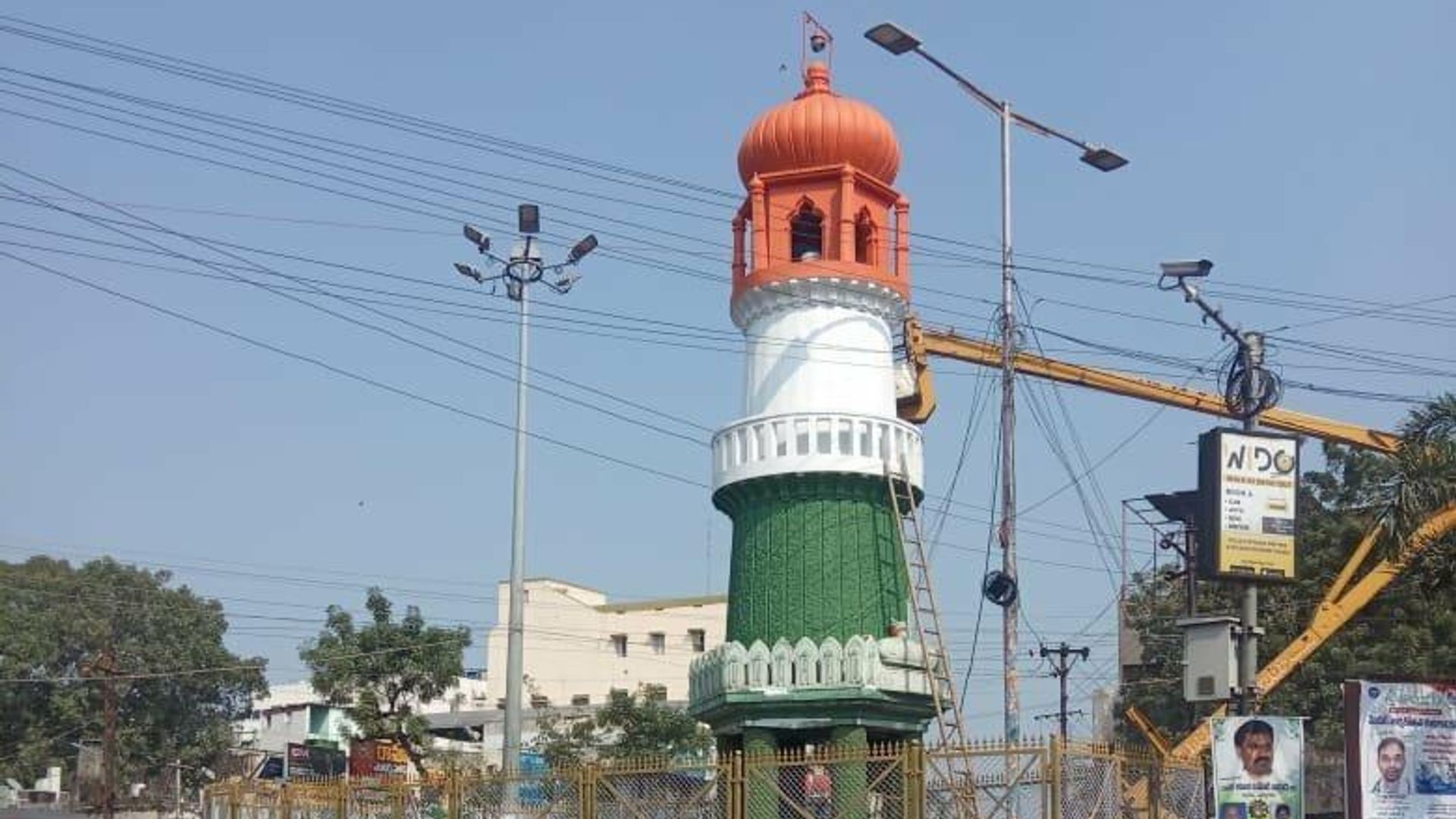 Andhra Pradesh: Guntur's Jinnah Tower, on which Hindu Vahini activists tried to unfurl the national flag on January 26, was painted in Tricolour by ruling YSRCP MLA Mohammad Mustafa on Tuesday - Sputnik International, 1920, 02.02.2022