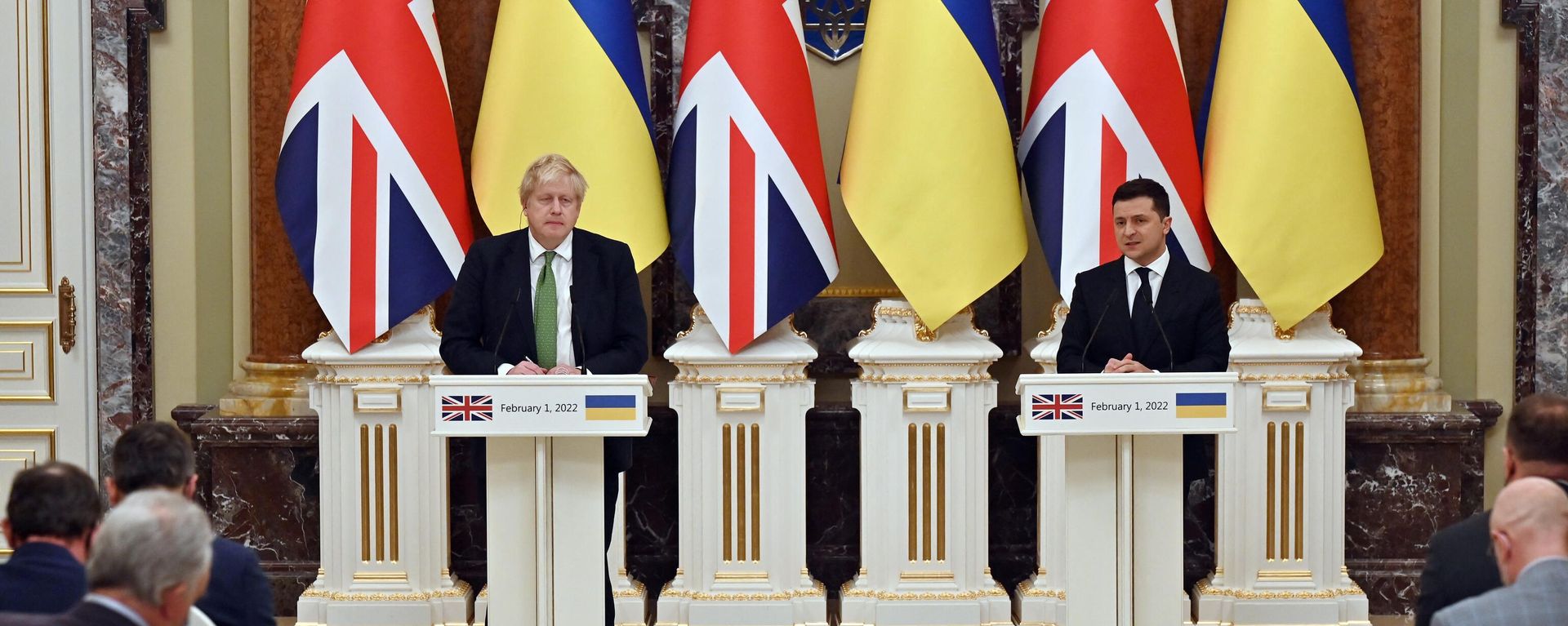Ukrainian President Volodymyr Zelensky (R) and his British Prime Minister Boris Johnson hold a joint press conference following their talks in Kyiv on February 1, 2022 Ukrainian President Volodymyr Zelensky (R) and his British Prime Minister Boris Johnson hold a joint press conference following their talks in Kyiv on February 1, 2022 - Sputnik International, 1920, 02.02.2022
