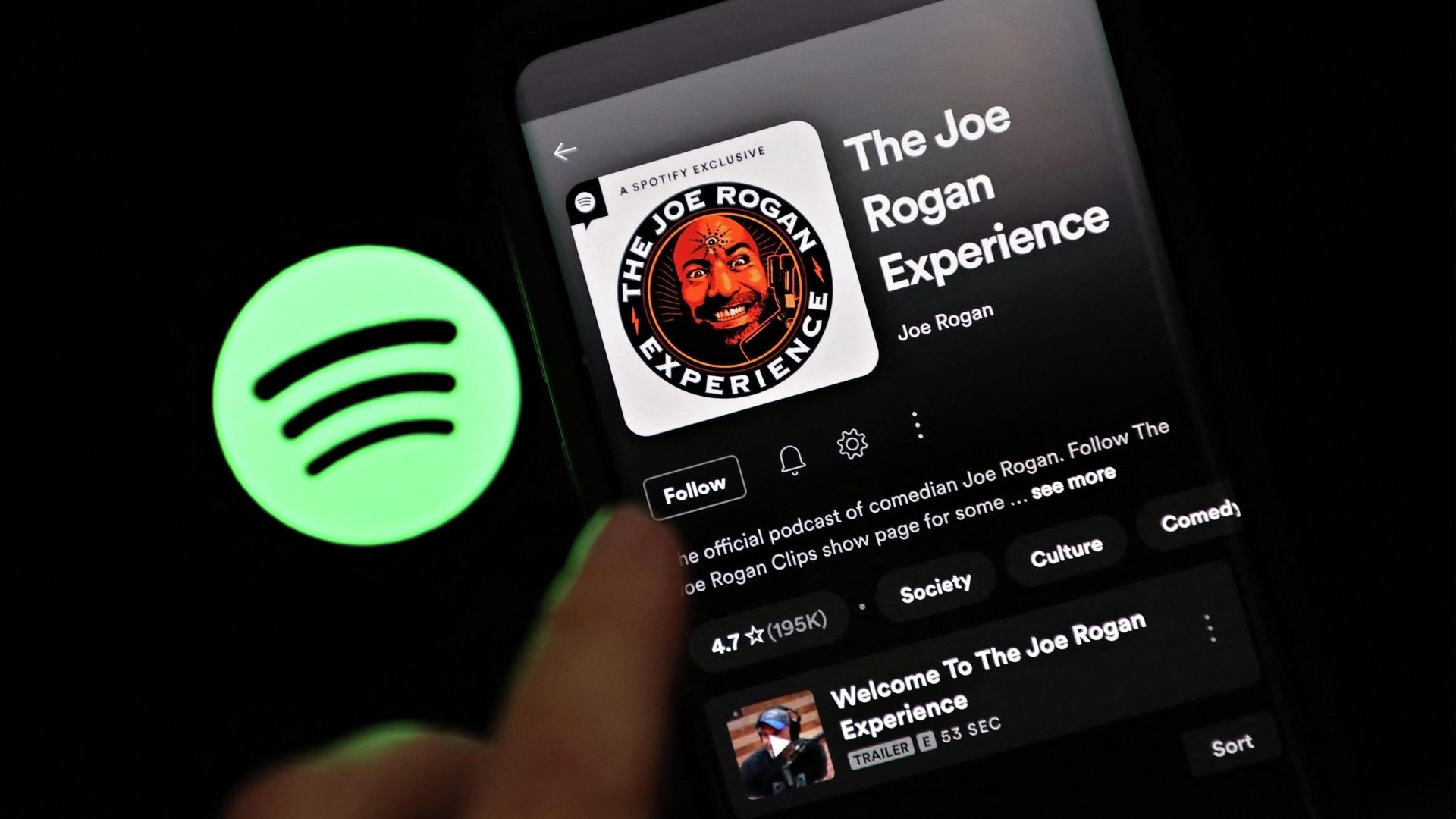 In this photo illustration, The Joe Rogan Experience podcast is viewed on Spotify's mobile app on January 31, 2022 in New York City. Several artists recently removed their music from Spotify in protest of hosting Joe Rogan's podcast. In this photo illustration, The Joe Rogan Experience podcast is viewed on Spotify's mobile app on January 31, 2022 in New York City. Several artists recently removed their music from Spotify in protest of hosting Joe Rogan's podcast. - Sputnik International, 1920, 07.02.2022