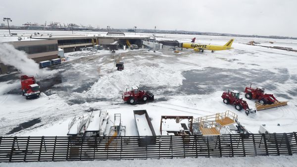 Front loaders, center, work on a mound of snow near gates at Newark Liberty International Airport (File) - Sputnik International