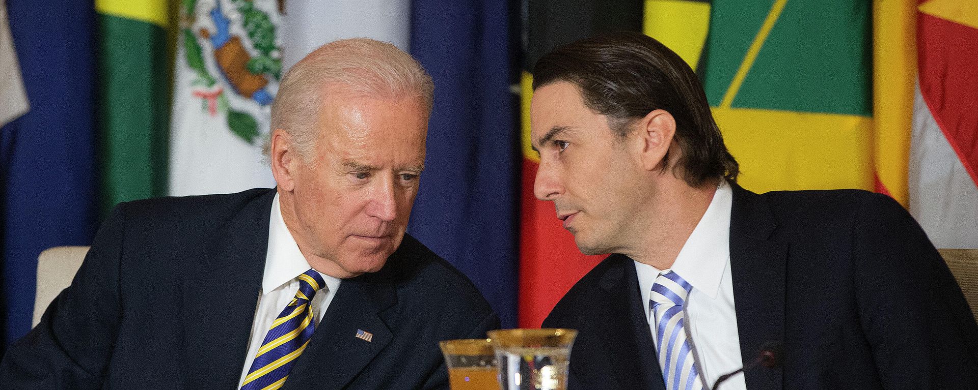  In this Jan. 26, 2015 file photo, Vice President Joe Biden, left, talks with State Department Special Envoy for International Energy Affairs Amos Hochstein during the Caribbean Energy Security Summit, at the State Department in Washington.  - Sputnik International, 1920, 23.10.2022