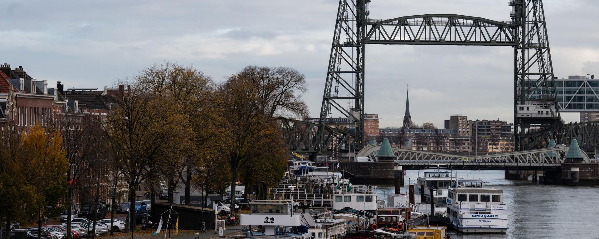 A picture shows barges docked on the Koningshaven waterway as they Koningshavenbrug De Hef lift bridge (R, rear) and the Koninginnebrug drawbridge A picture shows barges docked on the Koningshaven waterway as they Koningshavenbrug De Hef lift bridge (R, rear) and the Koninginnebrug drawbridge - Sputnik International, 1920, 03.02.2022