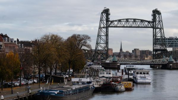 A picture shows barges docked on the Koningshaven waterway as they Koningshavenbrug De Hef lift bridge (R, rear) and the Koninginnebrug drawbridge - Sputnik International
