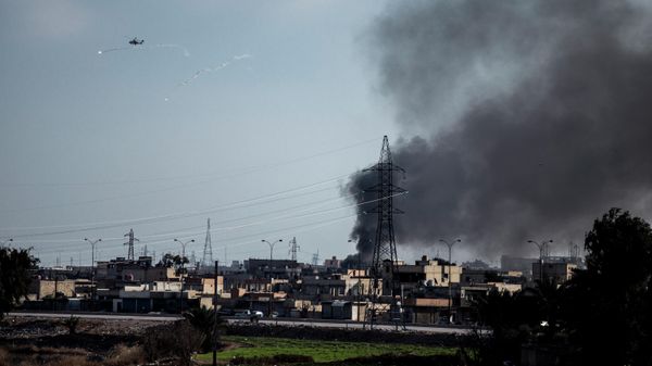 US attack helicopter shoots flares in Hassakeh, northeast Syria, Wednesday, Jan. 26, 2022 - Sputnik International
