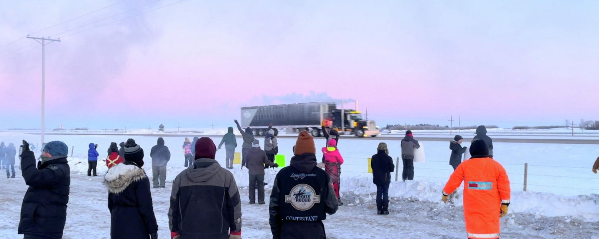 Family, friends and neighbours gather to show support for the freedom convoy on the Trans-Canada highway in Grenfell, Saskatchewan, Canada January 25, 2022 in this screenshot obtained from a video on social media Family, friends and neighbours gather to show support for the freedom convoy on the Trans-Canada highway in Grenfell, Saskatchewan, Canada January 25, 2022 in this screenshot obtained from a video on social media - Sputnik International, 1920, 23.02.2022