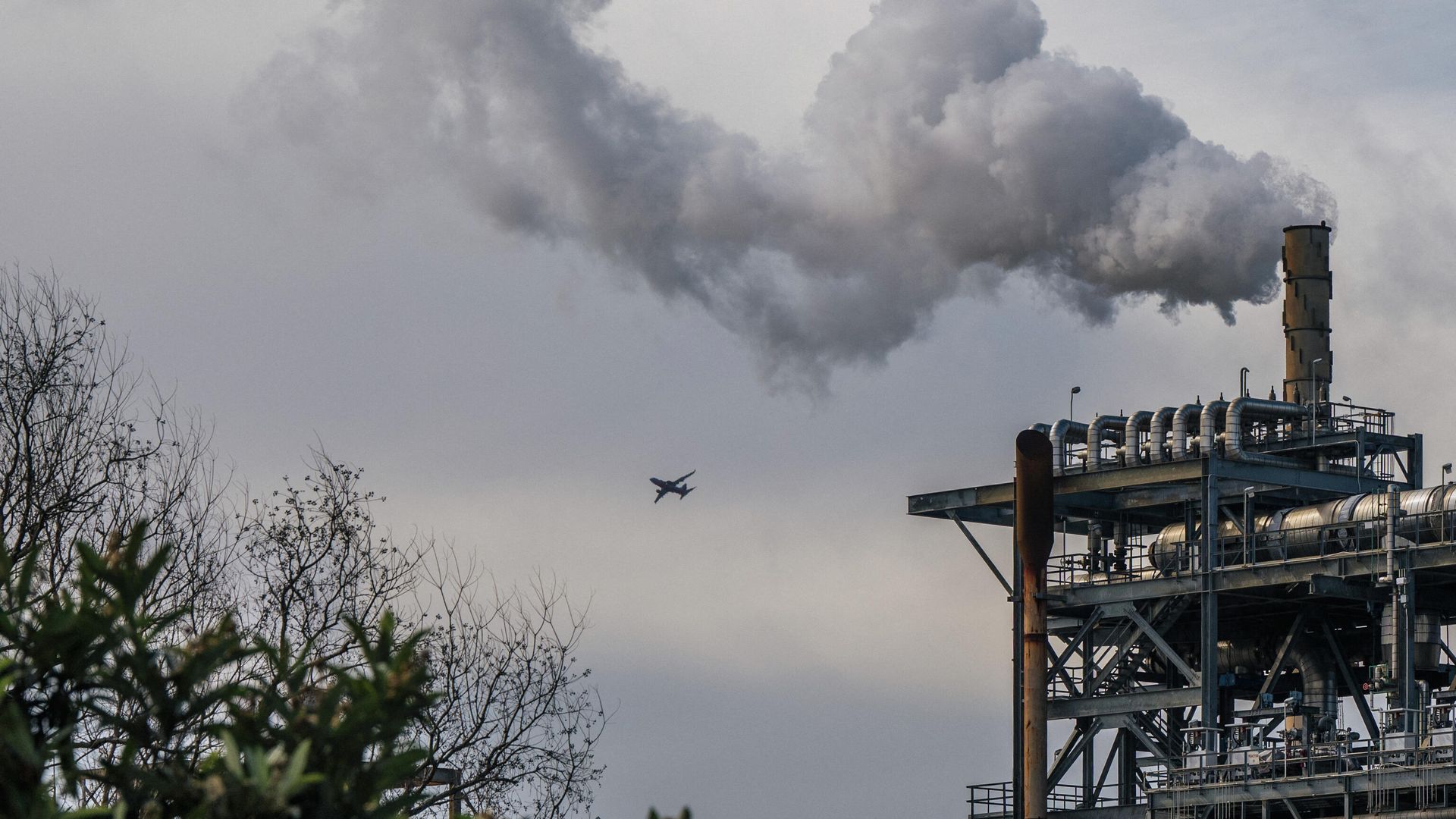 An oil refinery is seen on January 21, 2022 in Houston, Texas. Oil prices have retreated from seven-year highs after an unexpected rise in U.S. crude and fuel inventories. An oil refinery is seen on January 21, 2022 in Houston, Texas. Oil prices have retreated from seven-year highs after an unexpected rise in U.S. crude and fuel inventories. - Sputnik International, 1920, 03.02.2022