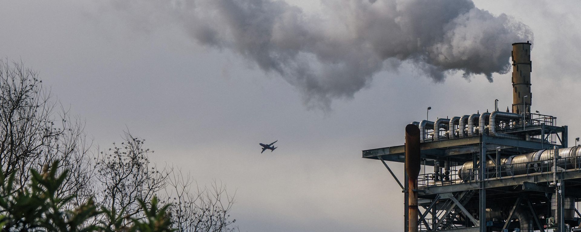 An oil refinery is seen on January 21, 2022 in Houston, Texas. Oil prices have retreated from seven-year highs after an unexpected rise in U.S. crude and fuel inventories. An oil refinery is seen on January 21, 2022 in Houston, Texas. Oil prices have retreated from seven-year highs after an unexpected rise in U.S. crude and fuel inventories. - Sputnik International, 1920, 03.02.2022