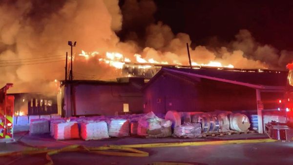 Weaver Fertilizer Plant burns on Cherry Street in Winston-Salem, North Carolina, U.S., January 31, 2022, in this screen grab taken from a video recorded on January 31, 2022. - Sputnik International