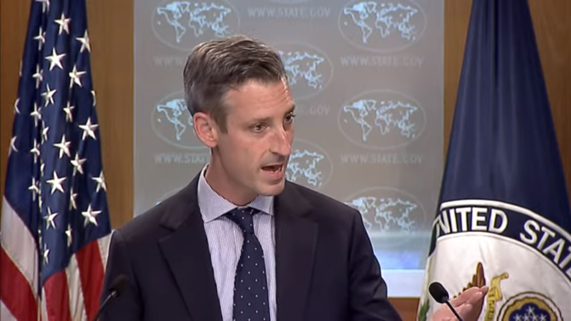 US State Department spokesperson Ned Price argues with AP reporter Matt Lee at a presser on February 3, 2022 - Sputnik International, 1920, 08.02.2022