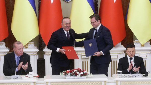 Turkish Foreign Minister Mevlut Cavusoglu and Ukrainian Foreign Minister Dmytro Kuleba exchange documents at a signing ceremony following a meeting of Turkish President Tayyip Erdogan and Ukrainian President Volodymyr Zelenskiy in Kyiv, Ukraine February 3, 2022. - Sputnik International