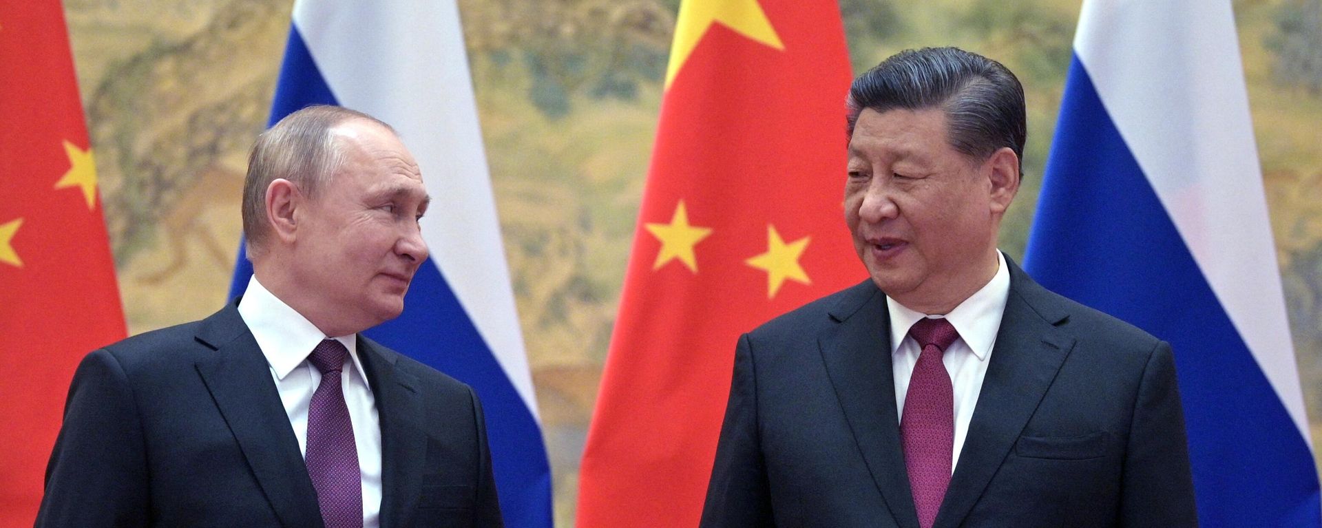 Russian President Vladimir Putin (L) and Chinese President Xi Jinping pose for a photograph during their meeting in Beijing, on February 4, 2022. Russian President Vladimir Putin (L) and Chinese President Xi Jinping pose for a photograph during their meeting in Beijing, on February 4, 2022. - Sputnik International, 1920, 09.02.2022
