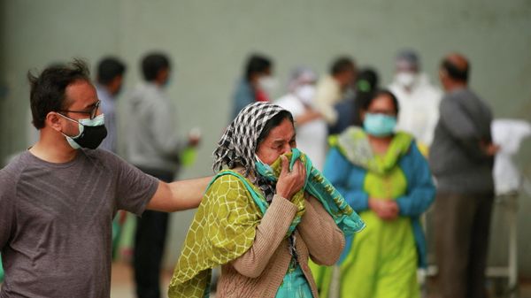 A woman mourns after seeing the body of a relative, who died due to the coronavirus disease (COVID-19), outside a mortuary of a COVID-19 hospital in Ahmedabad, India, February 4, 2022. A woman mourns after seeing the body of a relative, who died due to the coronavirus disease (COVID-19), outside a mortuary of a COVID-19 hospital in Ahmedabad, India, February 4, 2022. - Sputnik International