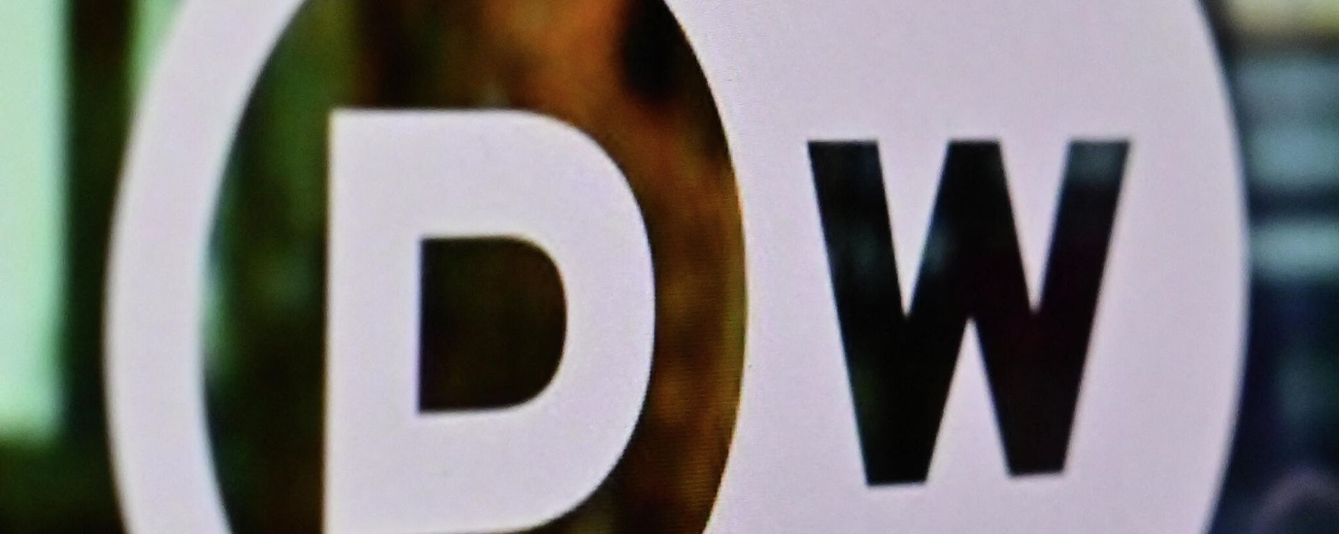 A photograph taken on February 3, 2022, shows the logo of German broadcaster Deutsche Welle displayed on a computer screen in Moscow. A photograph taken on February 3, 2022, shows the logo of German broadcaster Deutsche Welle displayed on a computer screen in Moscow. - Sputnik International, 1920, 04.02.2022