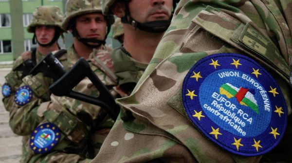 Servicemen from the Georgian Army's infantry battalion stand to attention during a farewell ceremony at Vaziani military base outside Tbilisi, Friday, June 6, 2014. According to Georgia's Defence Ministry, one company of the battalion will depart to join EUFOR-RCA European Union military peacekeeping operation in the Central African Republic. - Sputnik International
