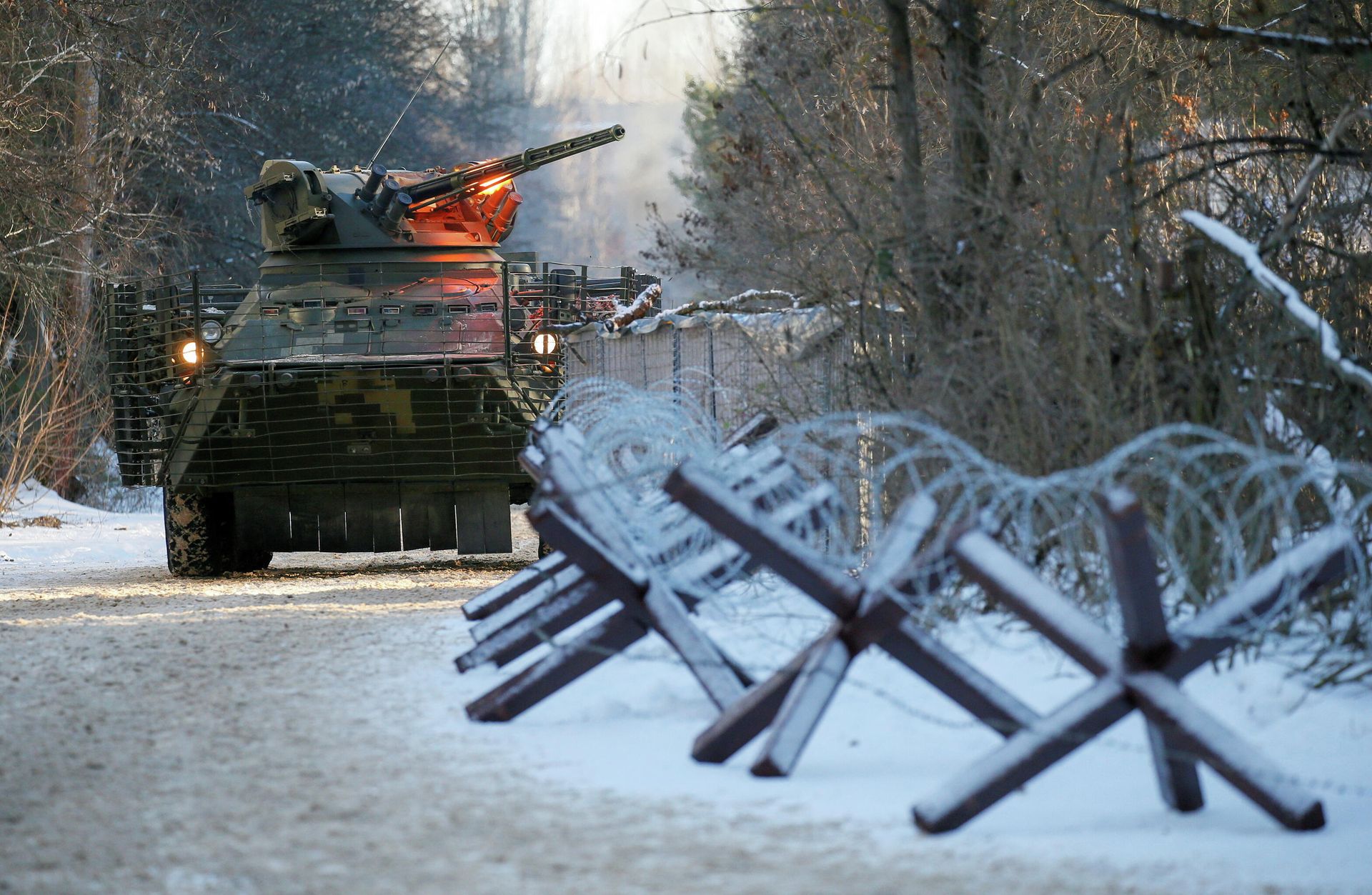 An armoured personnel carrier is seen during tactical exercises, which are conducted by the Ukrainian National Guard, Armed Forces, special operations units and simulate a crisis situation in an urban settlement, in the abandoned city of Pripyat near the Chernobyl Nuclear Power Plant, Ukraine February 4, 2022. - Sputnik International, 1920, 04.02.2022
