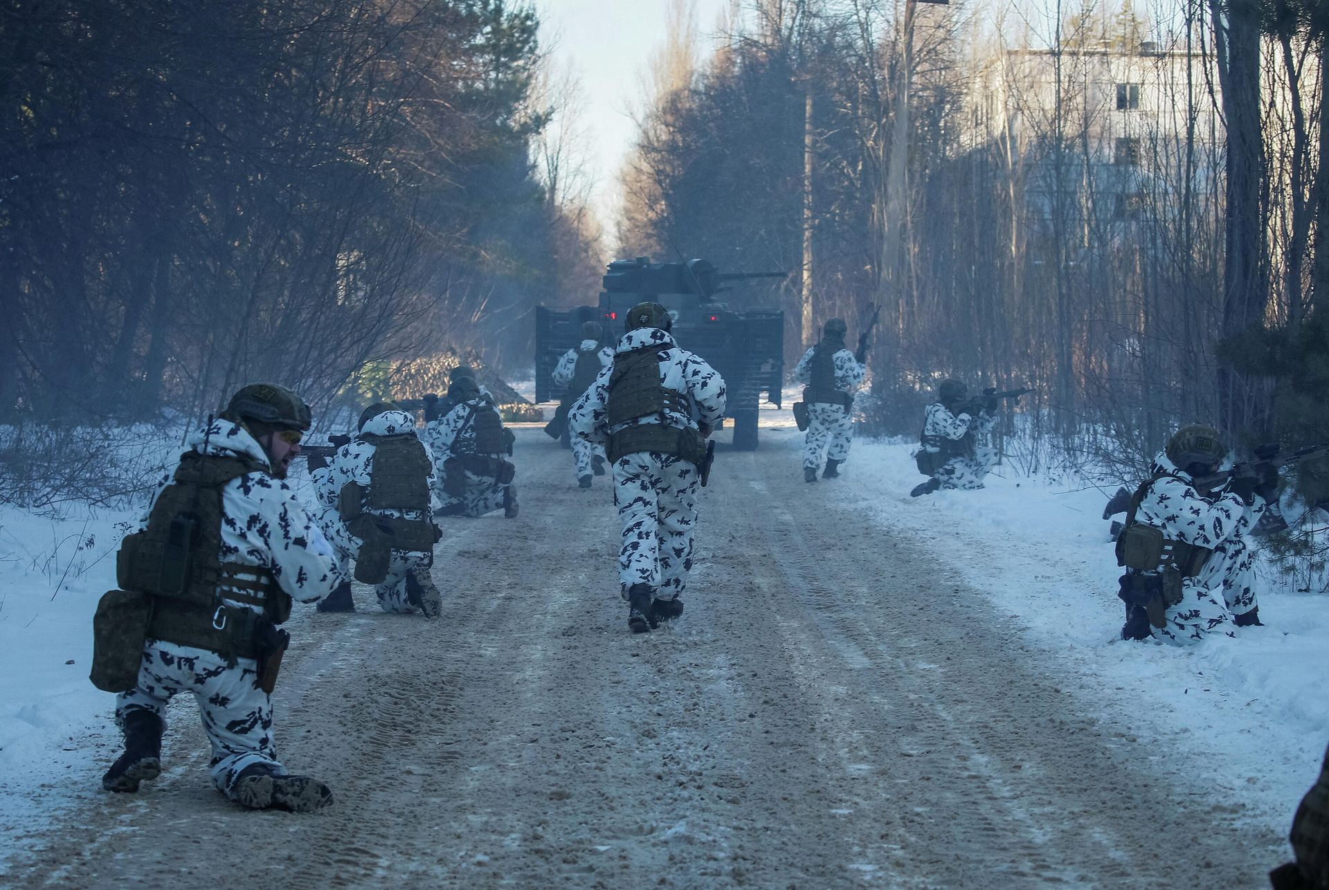 Service members take part in tactical exercises, which are conducted by the Ukrainian National Guard, Armed Forces, special operations units and simulate a crisis situation in an urban settlement, in the abandoned city of Pripyat near the Chernobyl Nuclear Power Plant, Ukraine February 4, 2022. - Sputnik International, 1920, 04.02.2022
