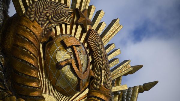 Soviet Coat of Arms at the VDNKh pavilion in Moscow. - Sputnik International