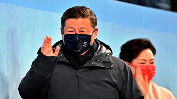 Chinese President Xi Jinping and his wife Peng Liyuan wave during the opening ceremony of the 2022 Winter Olympics, Friday, Feb. 4, 2022, in Beijing. - Sputnik International