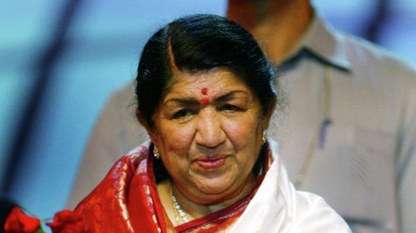 Bollywood playback singer Lata Mangeshkar looks at a bouquet she received on her 75th birthday during a celebration in Bombay September 28, 2003.  - Sputnik International