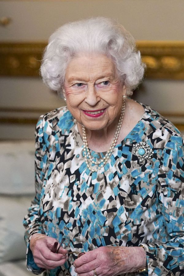 The monarch renewed her pledge to dedicate her life to the service of Britain and the Commonwealth and thanked people for the goodwill shown to her by "all nationalities, faiths and ages in this country". Her Majesty signed off the message by writing: "Your servant Elizabeth R". - Sputnik International