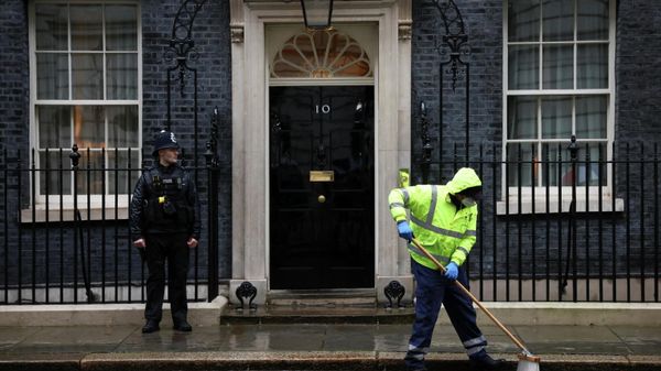 A street cleaner works outside 10 Downing Street in London - Sputnik International