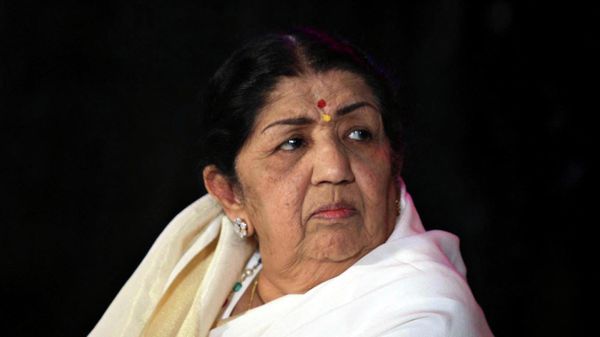 (FILES) In this file photo taken on June 18, 2010 singer Lata Mangeshkar attends the launch of photographer Gautam Rajadhyaksh’s Marathi coffee table book “Chehere” in Mumbai - Sputnik International