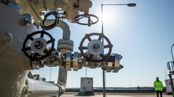 A Nord Stream 2 employee works on a platform in the Nord Stream 2 Baltic Sea pipeline's receiving station - Sputnik International