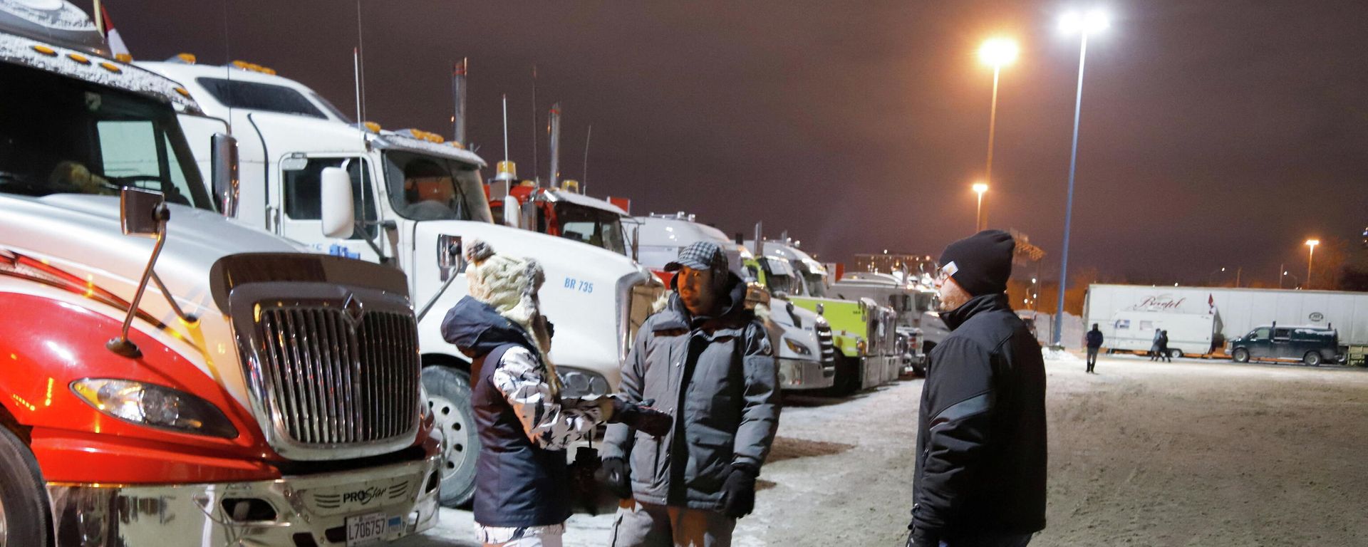 Truckers and supporters continue to protest against COVID-19 vaccine mandates in Ottawa - Sputnik International, 1920, 18.02.2022